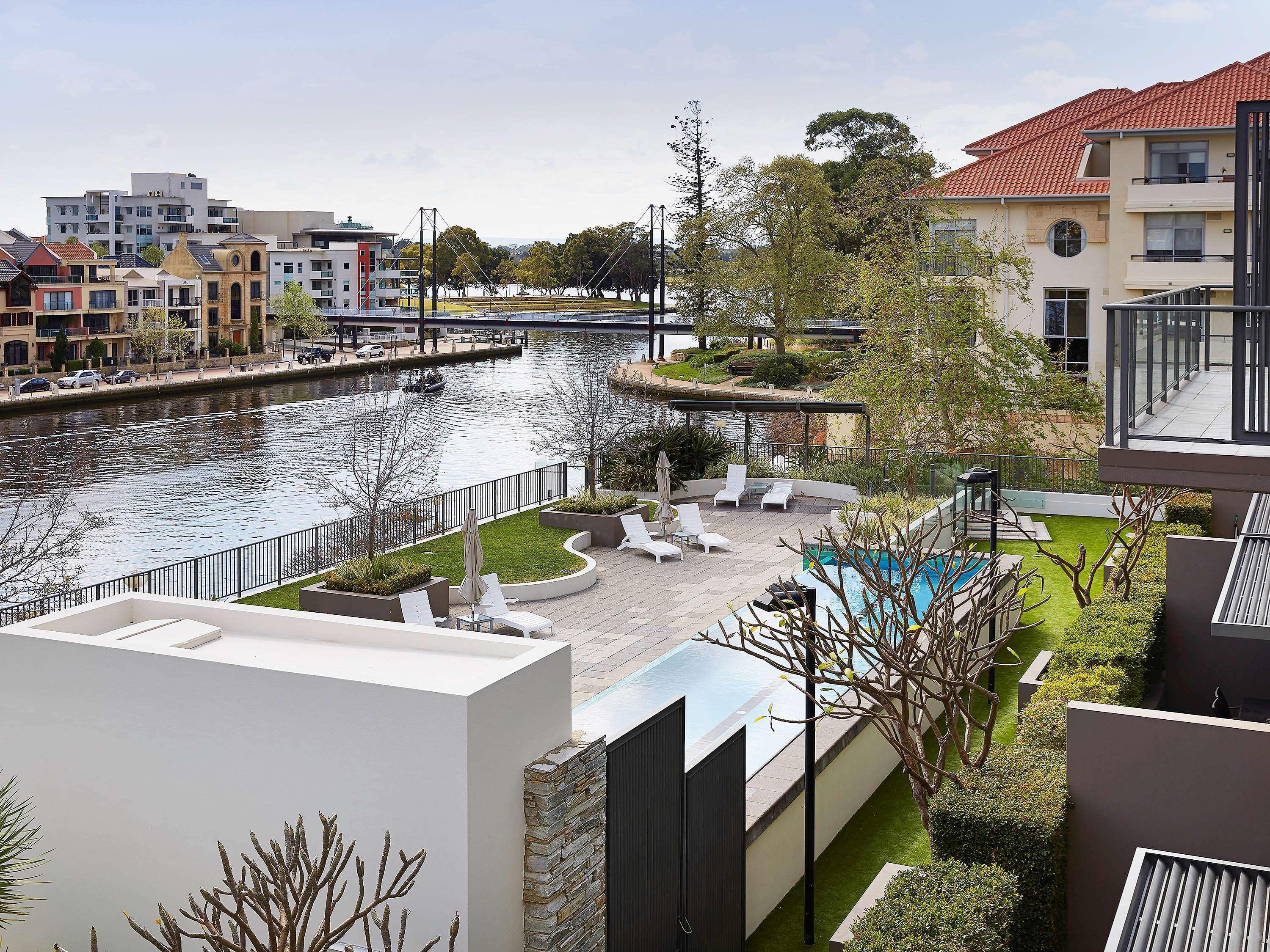 East Perth Suites Hotel Экстерьер фото